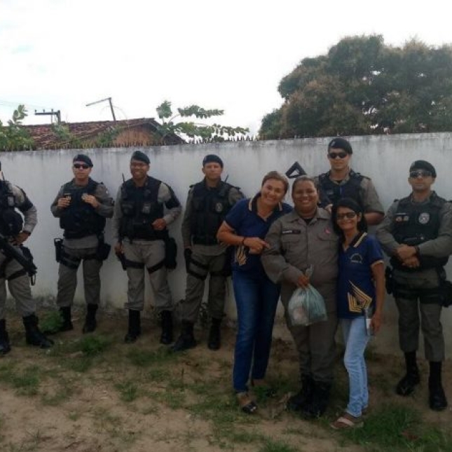 Polícia Militar e Prefeitura de Caaporã realizam entrega de presentes na escola Eunice Nazário