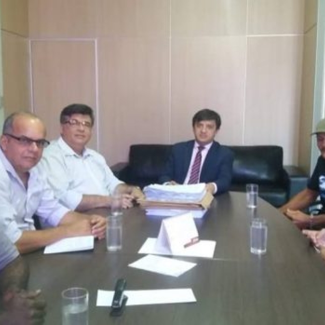 Prefeito assina termo de cooperação para beneficiar mulheres do assentamento Capim de Cheiro