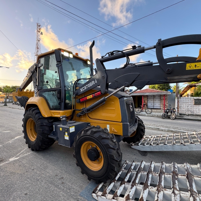 Prefeitura de Caaporã recebe máquinas para fortalecer a agricultura familiar e melhorar estradas