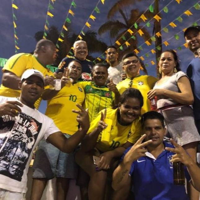 Prefeito de Caaporã se une a população para assistir jogo do Brasil em telão instalado pela Prefeitura