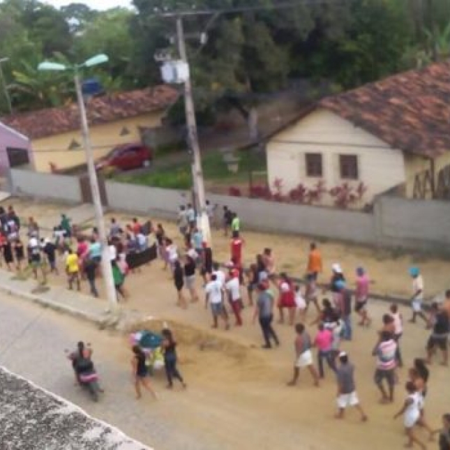 Oposição desesperada apela para factoides e até protestos de ‘gatos pingados’ no Litoral Sul