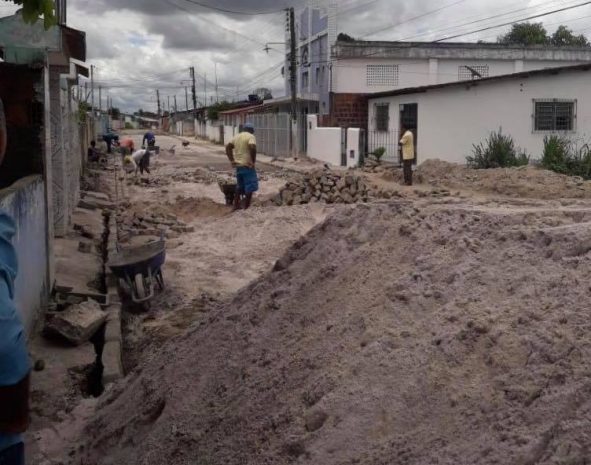 Prefeitura de Caaporã realiza reposição de calçamento na Rua Elias Batista, no bairro Santo Antônio