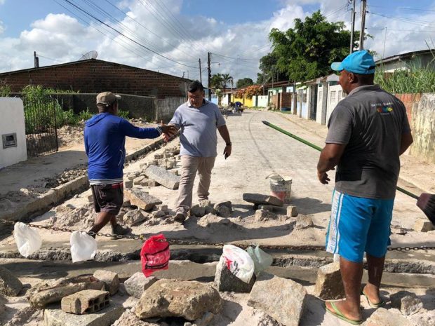 Prefeito Kiko Monteiro vistoria serviço de reposição de calçamento na Rua Elias Batista, em Caaporã